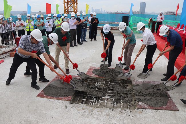 与在场嘉宾一起为封顶浇筑培土。周煜川 摄（建图）.jpg