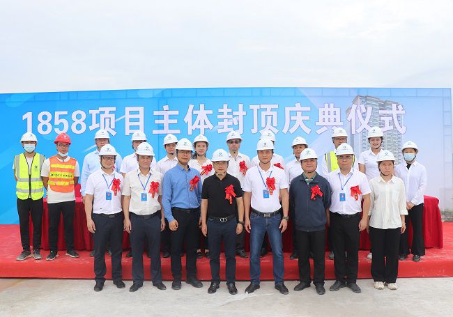 邓少新与在场职工合影留想。周煜川 摄（建图）.jpg