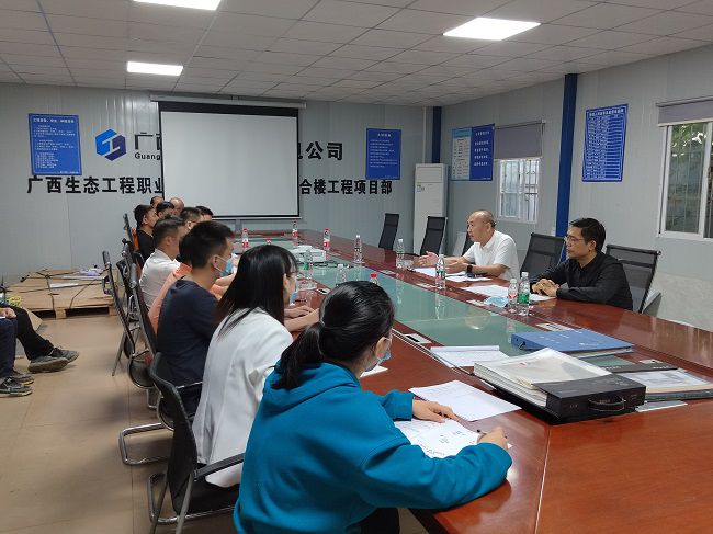 陆烜在项目领导工作。潘敏宽 摄（建图000）.jpg