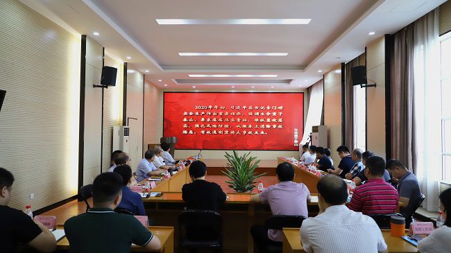 集中旁观《性命沉于泰山》教育宣传片。 郑诗宝 摄（建）.jpg