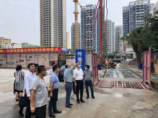 查抄施工现场。龚媚媚 摄（建图）.jpg