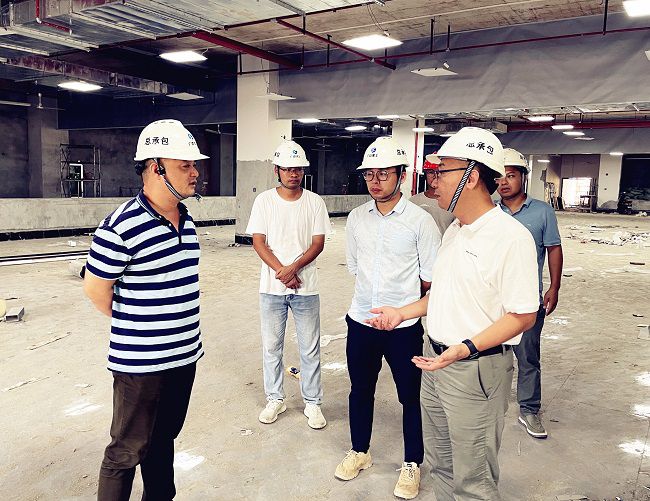 （建图）深刻现场查看。容芝雅 摄.jpg