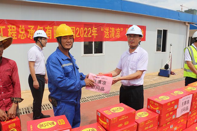 发放慰问品。张钊林 摄（建图）.jpg