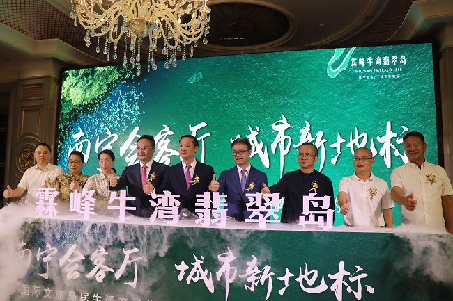 邓少新与参与嘉宾一起合影留想。 周煜川 摄（建图）.jpg