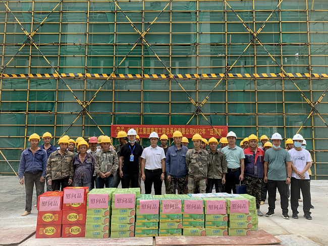 送清冷现场。蔡怡灵 摄（建图）.png