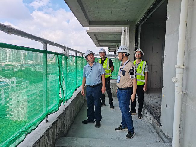 岑廷义深刻项目现场查抄工作进度。谢秋云 摄（建图）.jpg