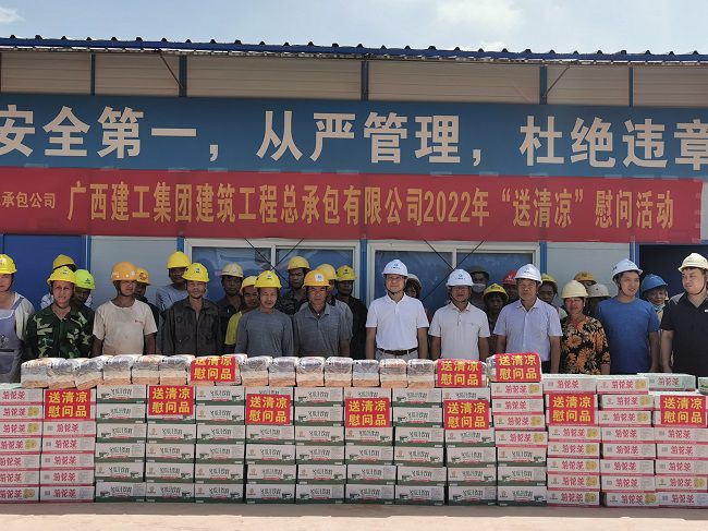 慰问活动合影。王瑾贞 摄（建图）.jpg