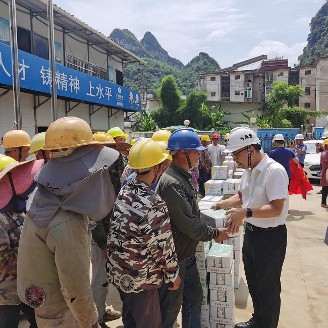 发放慰问品。陈享 摄（建图）.jpg