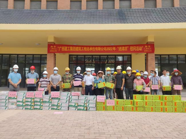 送清冷活动现场。彭永彬 摄（建图）.jpg