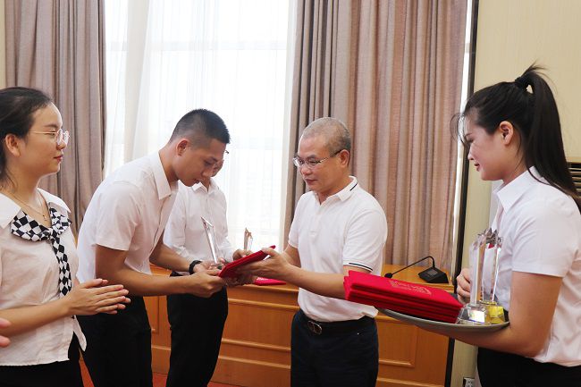 邓少新为获奖职工颁奖。周煜川 摄（建图）.jpg