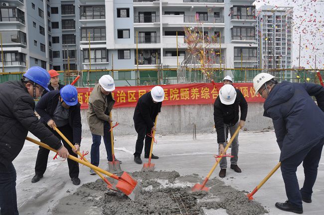 黎平山（右二）与现场嘉宾共同浇筑混凝土。王瑾贞 摄（建图）.jpg