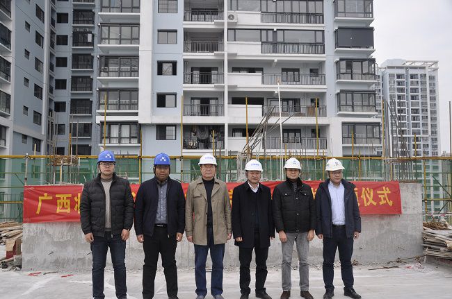 参与封顶典礼的有关辅导合影。王瑾贞 摄（建图）.jpg