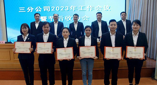 赞美优良员工。梁红玉 摄（000图）.jpg