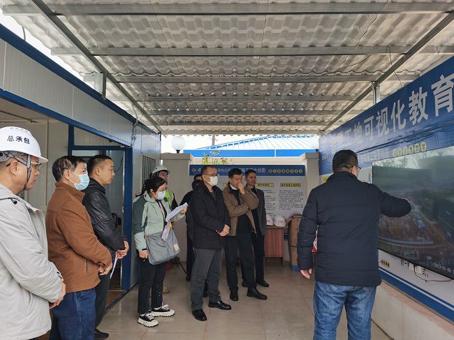 听取项目情况汇报。彭强 摄（建图）.jpg