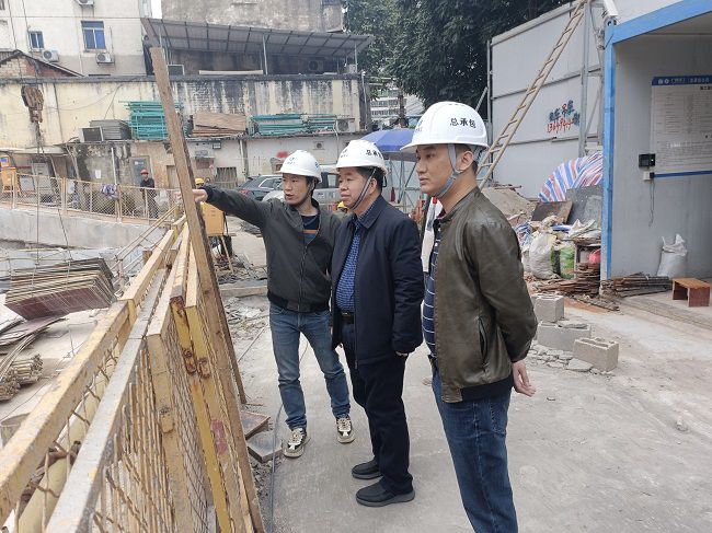 2岑廷义深刻现场进行走访。覃必英 摄（建图）.jpg