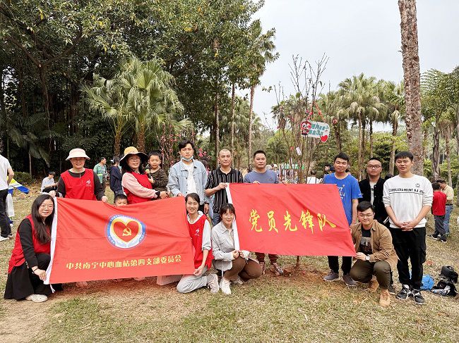 与主办方合影留想。周煜川 摄（建图）1.jpg