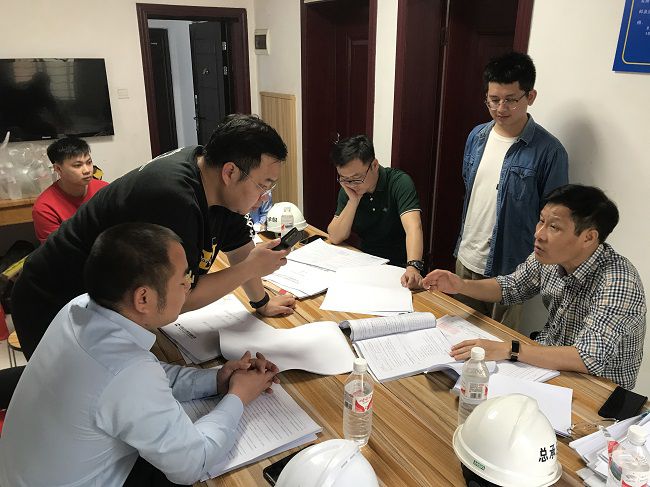 钻研解决现场问题。韦吉亮 摄（建图）.jpg