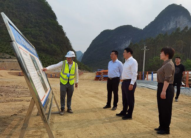 听取工作汇报。江家兵 摄（建图）.jpg