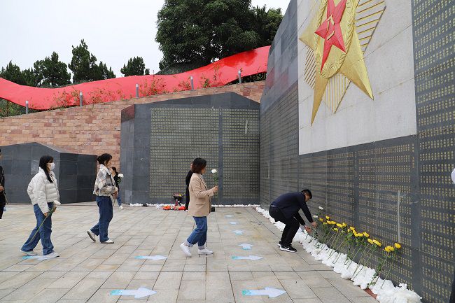 献花。张钊林  摄（建图） (2).jpg