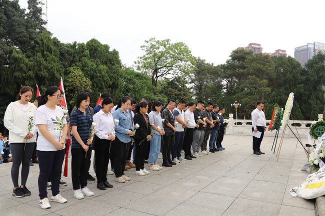 整个默哀。林成斌 摄（建图）.png