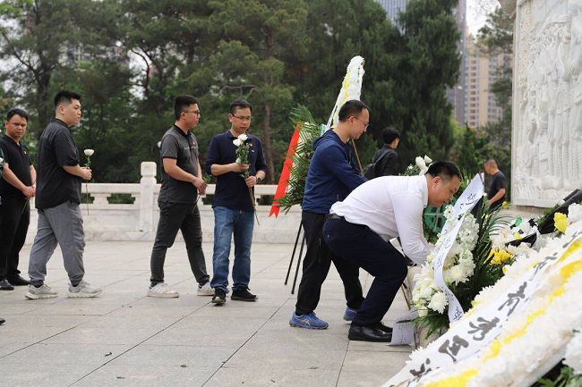 敬献白菊。林成斌 摄（建图）.jpg