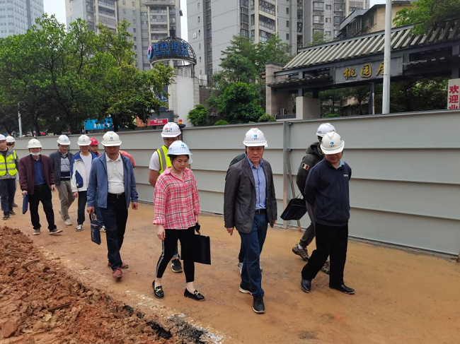 查抄现场。卢丽君 摄（建图）.png