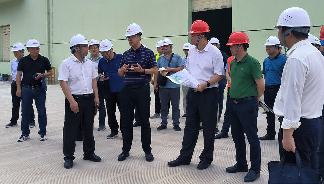 视察项目现场。谢家宝 摄（建图）.png