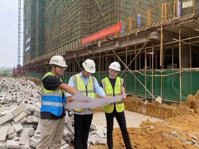 现场施工领导。马幼云 摄（建图）.jpg