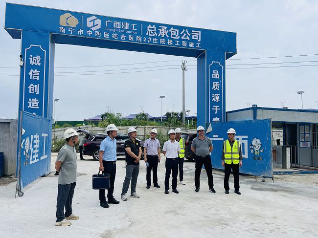 邓少新深刻施工现场。苏卫传 摄（原000图000000000000000）.jpg