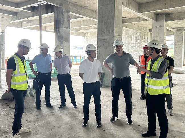 邓少新听取项目掌管人做汇报。蔡怡灵 摄（原图00000000）.jpg