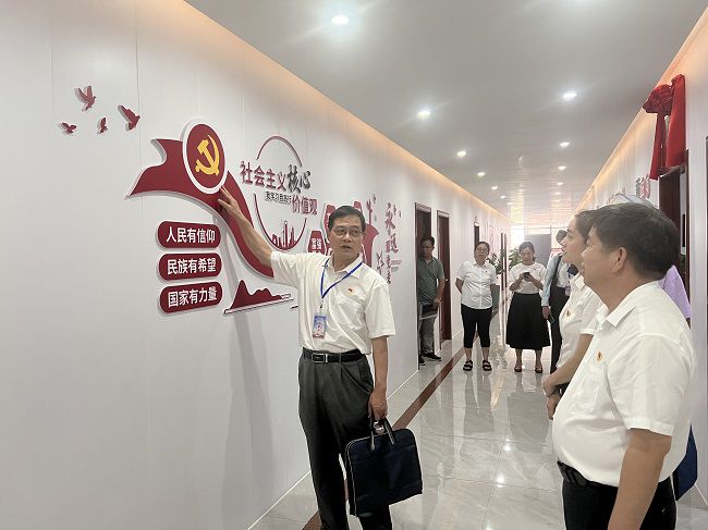 参观党建文化长廊。卢丽君 摄（建图）.jpg