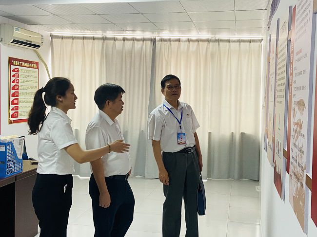 参观党员活动室。卢丽君 摄（建图）.jpg