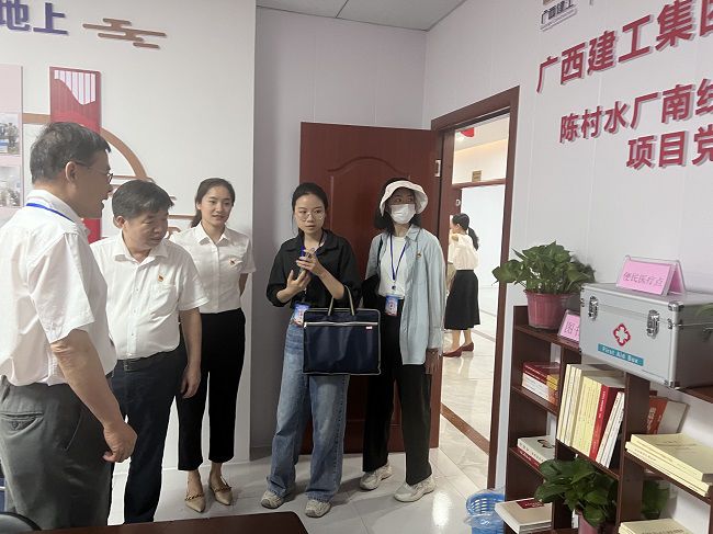 查看党建设施建设情况。卢丽君 摄（建图）.jpg