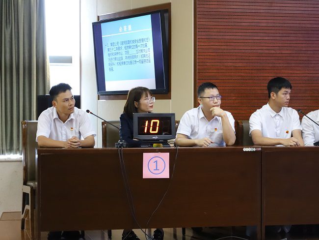 公司才赛行列镇定答题。李立云 摄（建图）.jpg