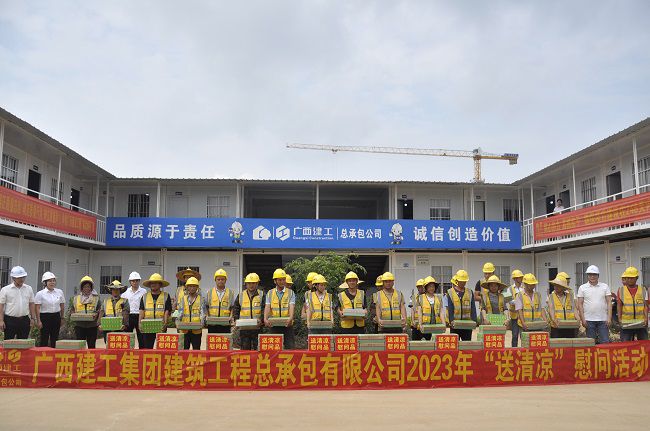 “送清冷”慰问活动合影。王瑾贞 摄（建图）.jpg