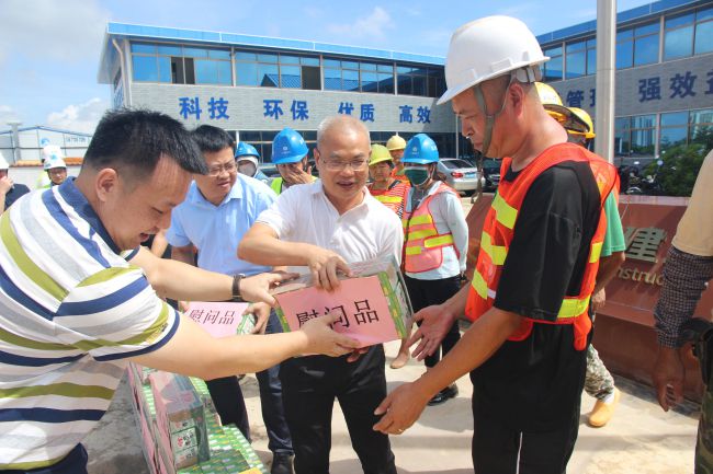 发放慰问品。梁红玉 摄（建图）.jpg