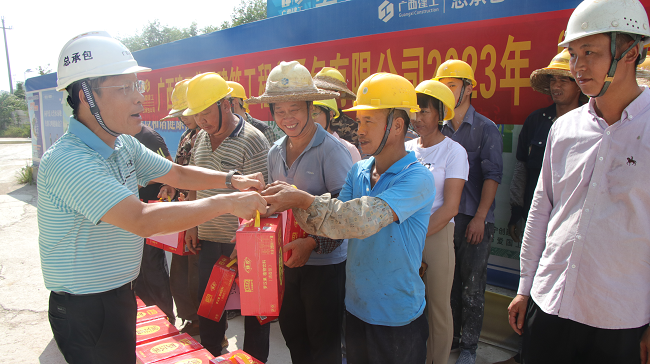 发放清冷饮品。蔡怡灵 摄（建图）.png