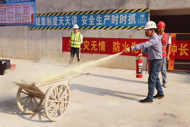 曾劲松进行灭火器材使用培训。周煜川 摄（建图）.jpg