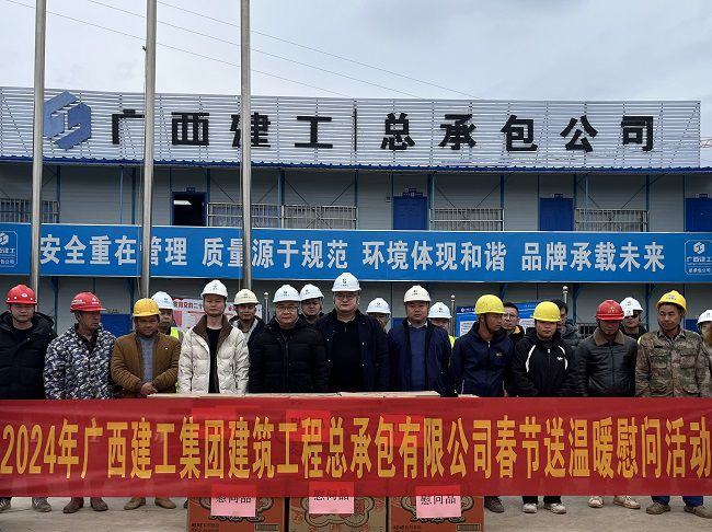 慰问活动合影。李伟燕 摄（建图）.jpg