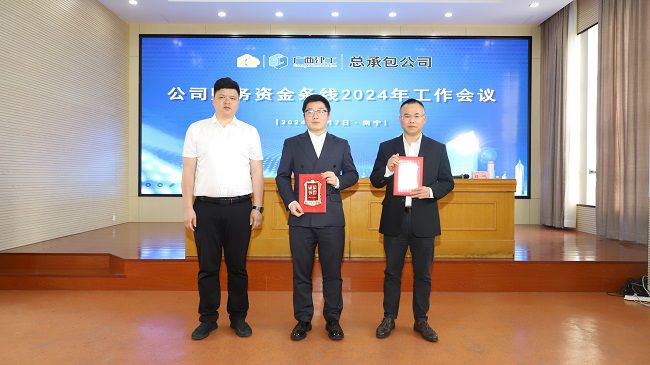 黎双荣为先进幼我颁奖 建图.JPG