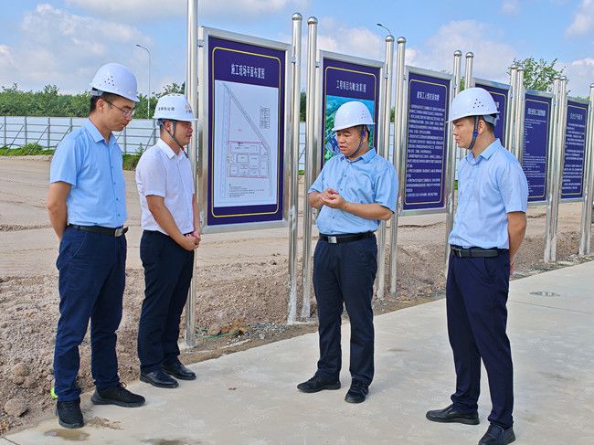 蓝海鹏在项目现场。江家兵摄（建图）.jpg