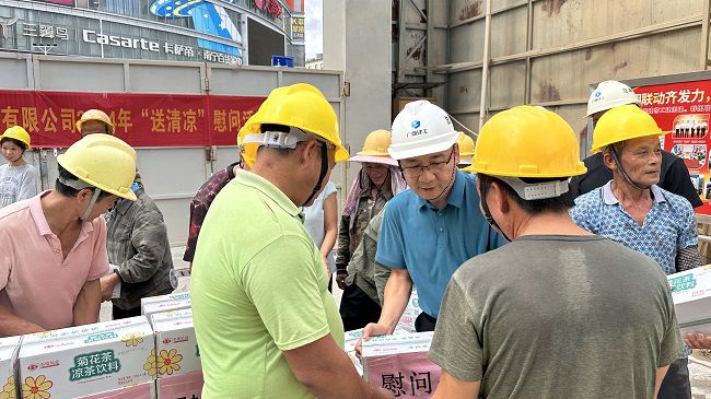 发放慰问品1。容芝雅 摄（建图）.jpg