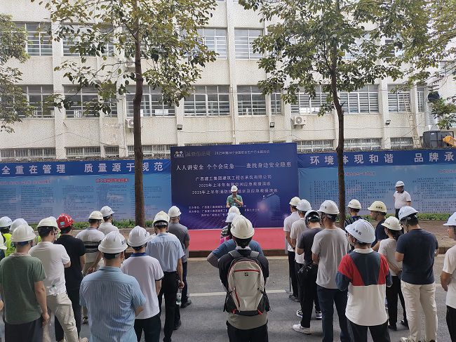 莫志元做演练带头和颁发演练起头；票ι 摄（建图）.jpg