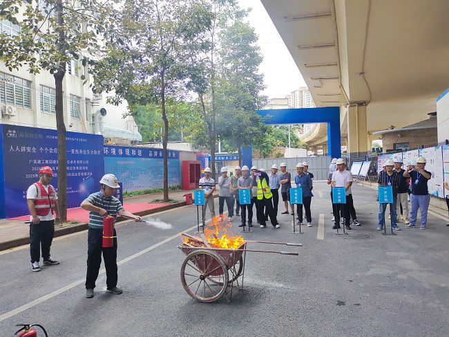梅锦辉示芳火器操作；票ι 摄（建图）.jpg