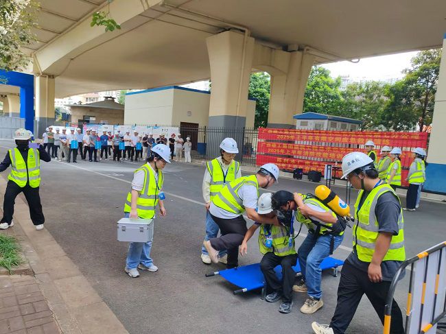 有限空间接济。陆振官 摄（建图）.jpg